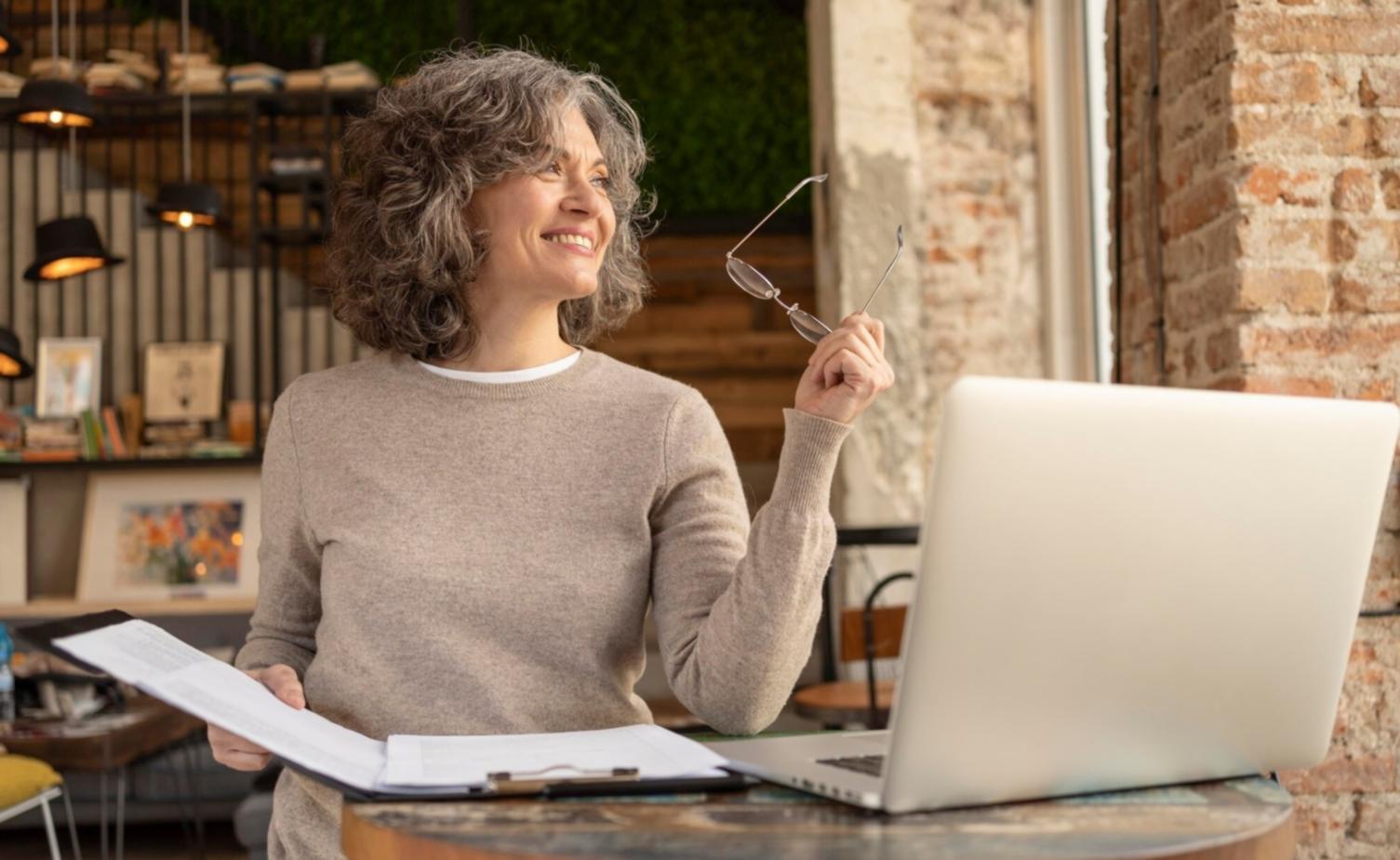 Organización de documentos fiscales y calendarios