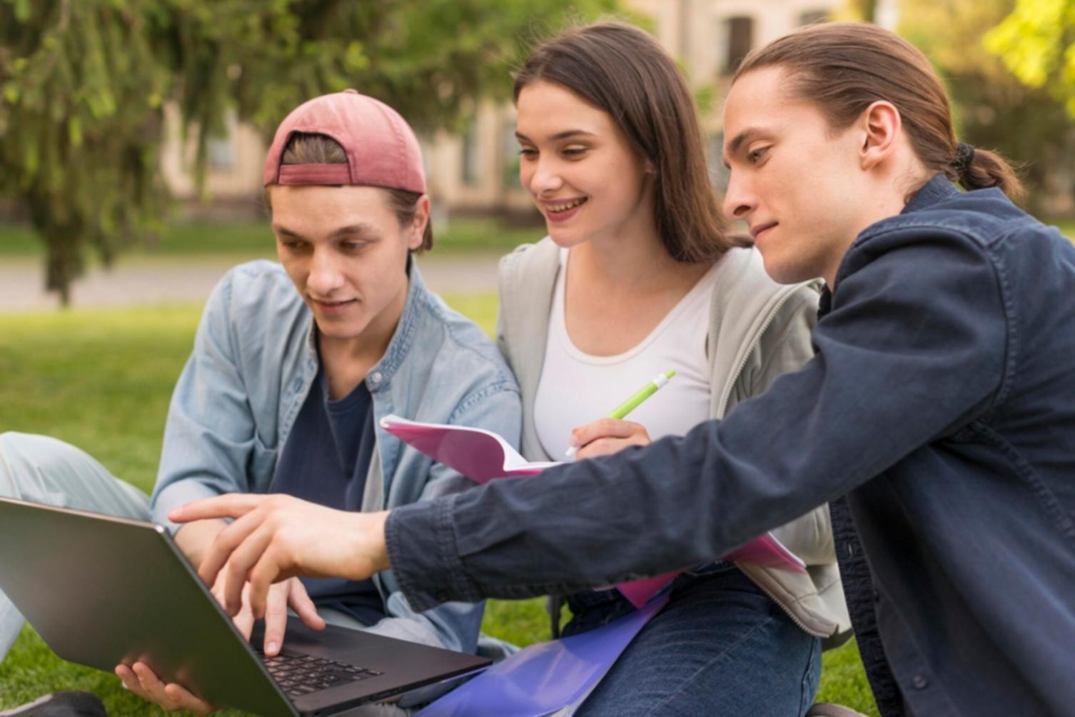 Persona trabajando en su planificación financiera personal con documentos y calculadora